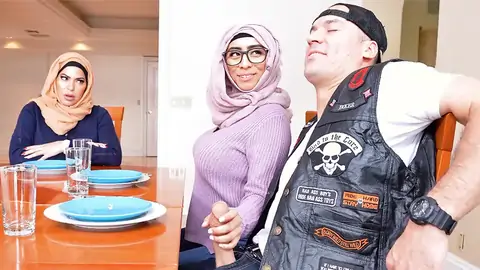 Hijab-tragende Dame, Die Einen Handjob Unter Dem Tisch Gibt