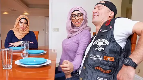 Hijab Tragendes Mädchen, Das Einen Handjob Unter Dem Tisch Gibt