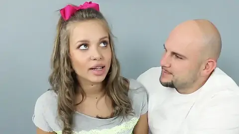 Une Ado Blonde Platine Avec De Petits Seins Parle à Un Mec Sans Poils