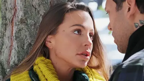 Abigail Mac Est Entièrement Nue Dans Les Bois