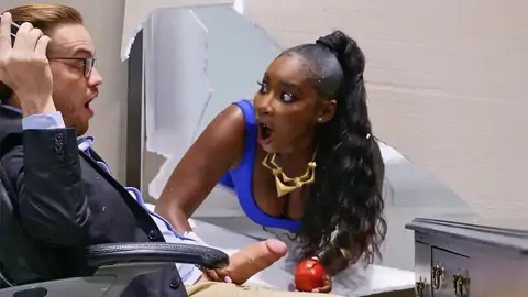 Coincé Dans Un Mur Pendant Qu'un Bwc Déchire Le Noir Par Derrière