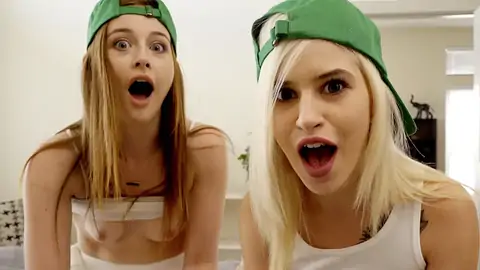 Zwei Blonde Teenager Haben Einen Ffm-Trio-Weg