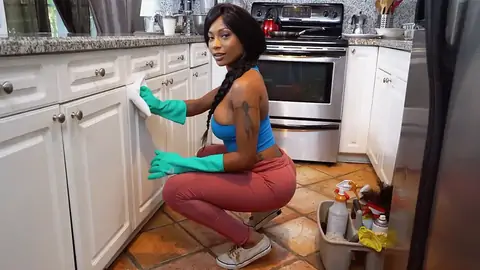 La Maman Aux Cheveux Noirs, Sarai Minx, Nettoie La Cuisine