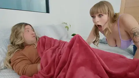 Sich Selbst Streicheln, Während Ein Hengst Mit Einer Blondine Betrügt