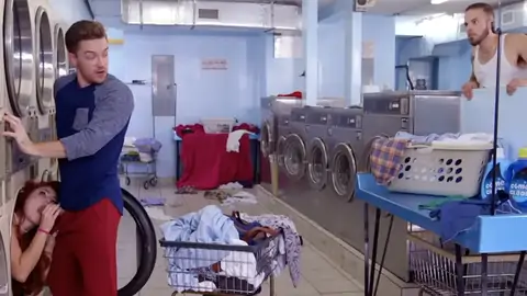 Rothaarige Gibt Im Waschsalon Eine Mündliche Freude