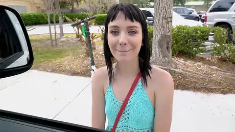 Une Ado Ultra-mignonne Montre Ses Petits Cupcakes Au Chauffeur
