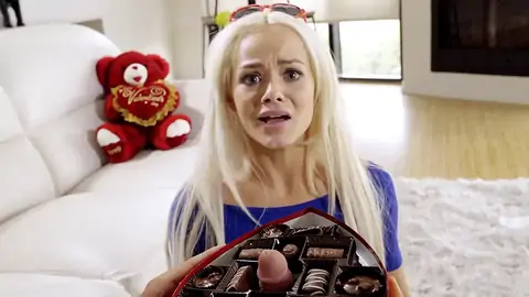 Er überrascht Seine Blonde Stiefschwester Mit Einem Seltsamen Geschenk