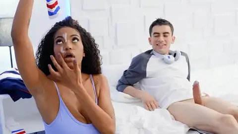 Mince ébène Se Coince Dans La Machine à Laver