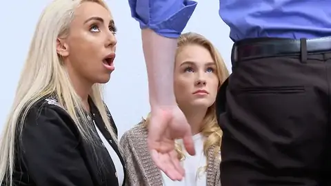 Cougar Regarde Pendant Que Sa Belle-fille Gémit