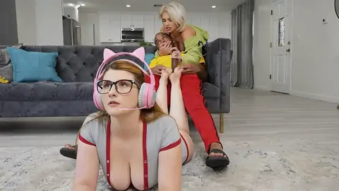 Die Hellhaarige Mama Wird Von Einem Riesigen Schwarzen Schwanz In Der Küche Gebumst