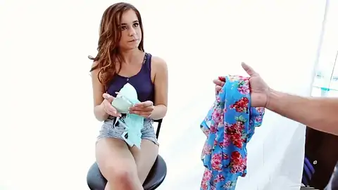 Kharlie Stone Trägt Dessous Und Unterhält Sich Mit Dem Hengst