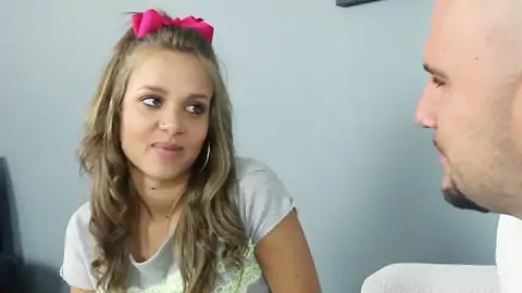 Une Adolescente Blonde Aux Petits Seins Discute Avec Un Homme Aux Cheveux Bien Taillés