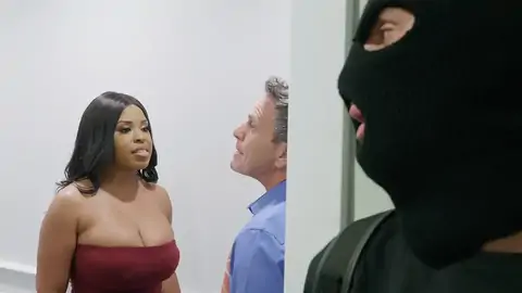 Un Cambrioleur Finit Par Frapper Un Homme Noir à La Poitrine Généreuse Et Aux Cheveux énormes