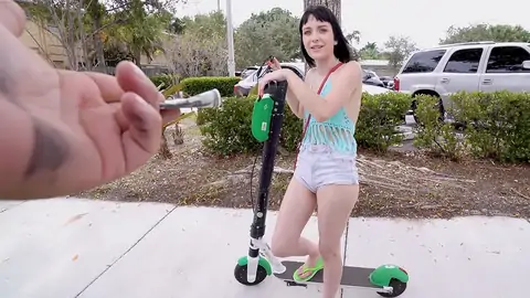 Une Jolie Adolescente Montre Ses Petits Pis Au Chauffeur