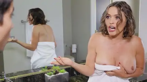 Le Beau-fils Chatouille La Chatte De La Maman Sous La Table