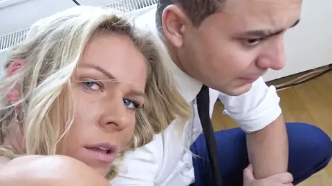 Porter Une Robe De Mariée Et Des Bas Blancs Pour Le Plaisir Du Cocu