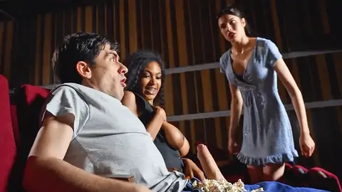 Interracial Public Au Cinéma Avec Une ébène